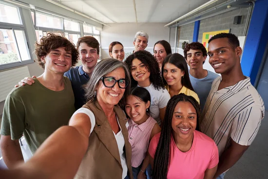 Eine Gruppe junger Menschen macht ein Selfie