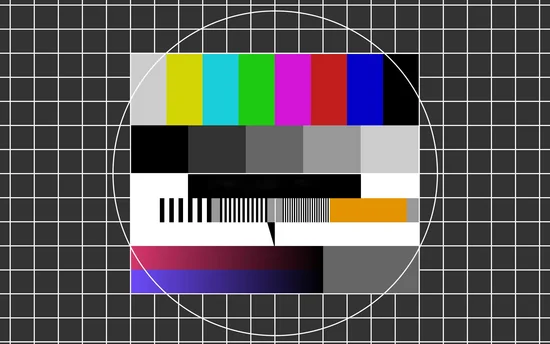 Retro-Testbild mit bunten Balken und Gittermuster.